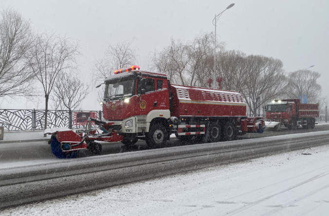 盈峰环境除冰雪装备全力投入破冰作业，助力北京道路交通安全